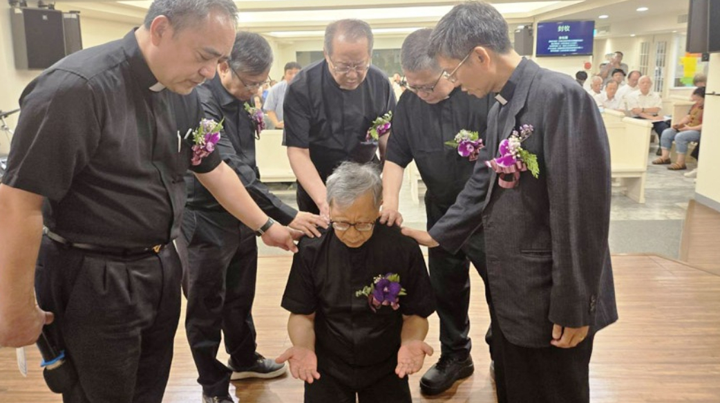 恆基院長黃健榮醫師按立為牧師 願獻上餘生如同蠟燭為主燒盡