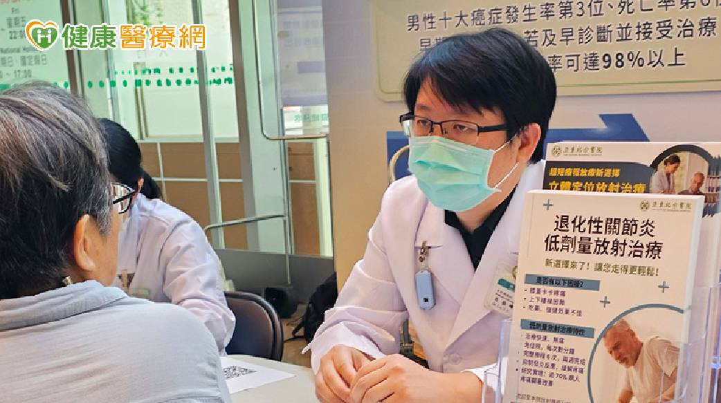72歲嬤膝蓋痛到不想出門！不敢換人工關節　醫曝「另一治療選項」