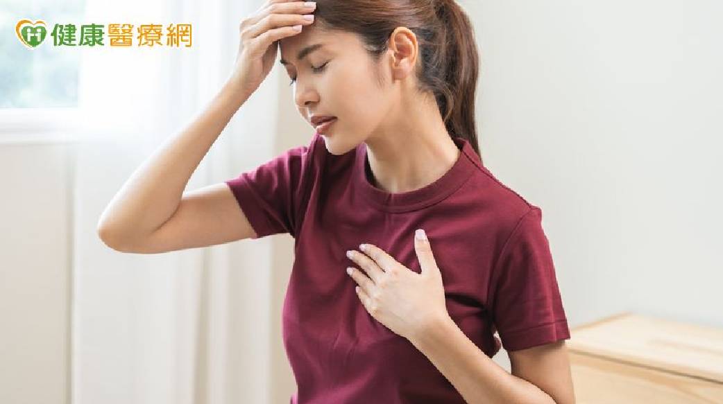 24歲女求職健檢驚見「15公分巨大腫瘤」！肺臟幾乎被壓扁　竟完全沒症狀