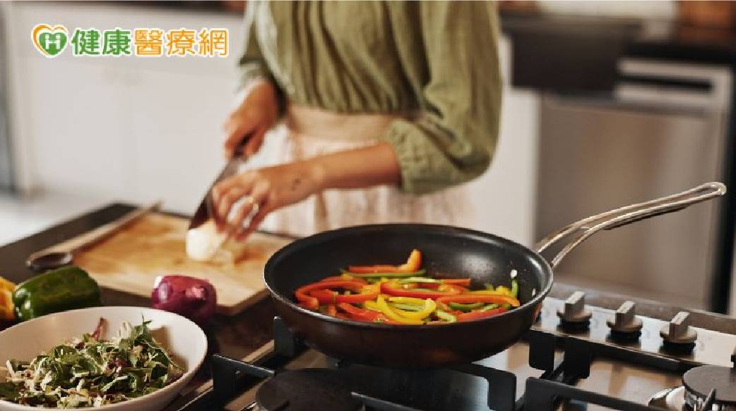 50歲年齡54歲身體！在家煮飯更健康？小心不沾鍋隱藏風險