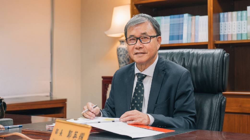 徐佳青去職了，老師們最盼望辭職的鄭英耀部長呢？