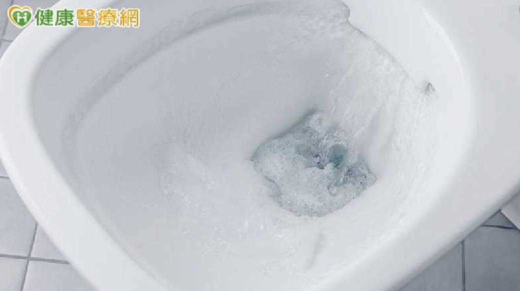 沖水恐噴「生物氣溶膠」！研究：最高恐逾1公尺　蓋馬桶蓋仍難阻隔